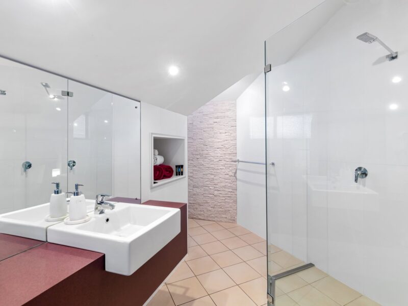Coonawarra Experiences – Contemporary bathroom with double sinks and walk-in shower.