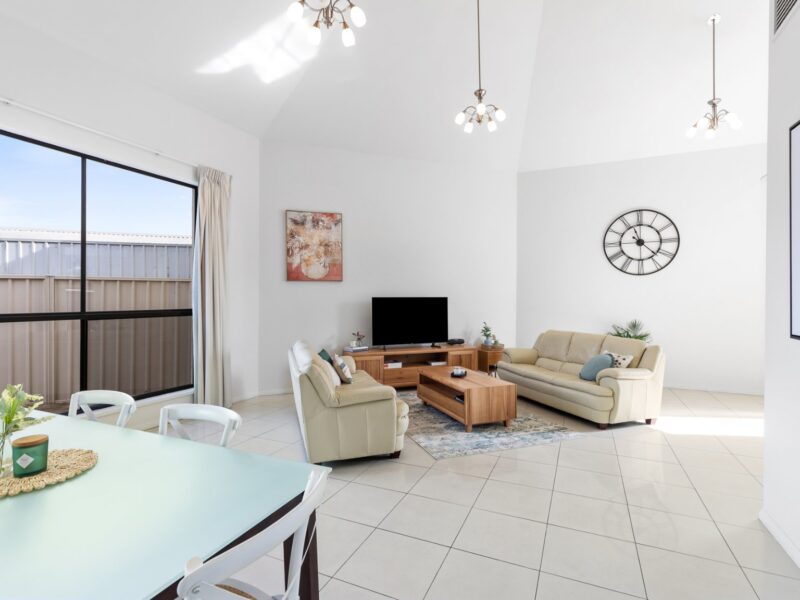 Coonawarra Experiences – Modern open-plan living and dining with lounge and TV.